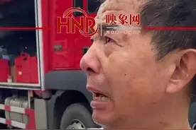 破防！郑州大叔捧鸡蛋哭着跪谢消防员：排涝一夜没睡，是救郑州的亲人图片
