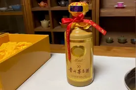 一瓶99年黑标三十年年份酒居然还有1116克，果断拿回家自己收藏😋视频封面