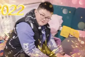 为了不让他玩手机，我有妙招，特意奖励他一千片的阿房宫，哈哈。视频封面