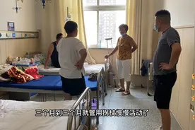 老弟跟腱断裂住院了，大姐赶紧带点礼物弄点菜，让小伟开车去看看视频封面