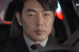 韩剧：女主制造邂逅开始俘获本部长的心，给她送伞太帅了视频封面
