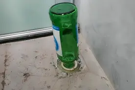 把啤酒瓶插在下水道，真厉害，解决家家户户大难题，一定要试试视频封面