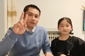 教孩子在家里读英语，闺女学的很认真，太棒了！视频封面
