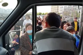 上班第二天老板换新车，打工还要帮老板垫付钱，商贸城差点走丢了视频封面