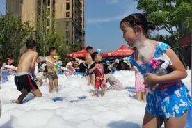 姐姐做鬼脸把弟弟逗得哈哈大笑，小区的泡泡趴体，姐姐是玩疯了。视频封面
