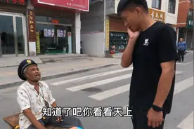 小兵碰到了鹿邑第一大网红开成，坐在马路上骂街，鹿邑没人敢惹他视频封面