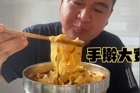 甘肃农民人午饭吃啥？农村媳妇手工大宽面太过瘾，配青椒太美了！视频封面