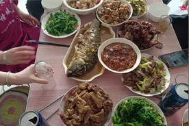丈母娘请吃饭做了八个菜，一问啥节目，原来是冰箱太满放不下啦视频封面