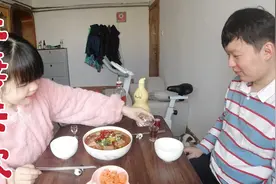 老婆给我做午饭，我打开珍藏了7年的三鞭酒尝尝，喝完再睡个午觉视频封面