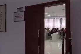 退休了，奶奶们一起学讲普通话去图片