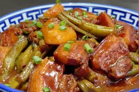 厨师长教你五花肉炖豆角家常做法，步骤详细，软烂入味下酒又下视频封面