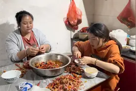 今天是个特殊的日子，花180元买10斤小龙虾一起庆祝一下，真香视频封面