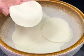剩下的饺子皮千万别在丢掉了，放清水中泡一泡，出锅瞬间变美食视频封面