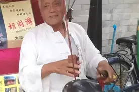 爱新觉罗的后裔安林，在京城蹬了40年三轮车，一小时150元不讲价视频封面