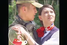 漂亮空姐居然当众，亲男朋友好甜蜜。视频封面