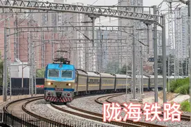 陕西西安，实拍繁忙的陇海铁路，看到有两列火车在西安站附近交汇视频封面