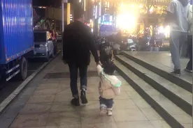 爸爸下班了，带宝宝们去游乐场，一晚上都是在喊爸爸！而我下班了视频封面