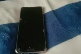 这个手机不小心摔了一下，然后就成了这样。 玻璃片子都掉了。哎视频封面
