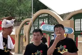 董宇辉嫉妒摄影小哥长得帅，在线帮他们征婚