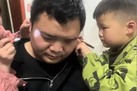 贝贝学妈妈给爸爸掏耳朵，学的太形象了逗得一家人哈哈大笑。视频封面