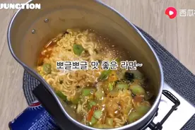 韩国小姐姐下班在家煮泡面吃 友友：怎么也不加个肠？视频封面