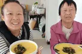 陕西人在新疆，早上做玉米榛子加上调的绿菜，娘俩一人一碗，美很视频封面