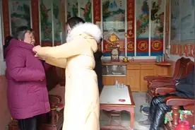 过年给婆婆买的袄还不舍得穿，怕在家做饭弄脏了，出去再穿视频封面
