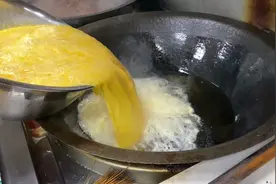 实拍食堂大厨一锅炒400个鸡蛋全过程
