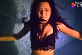 美女水下憋气-1视频封面