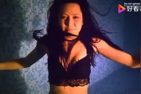 美女水下憋气-1视频封面
