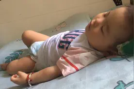 周六早上妈妈假装睡着，看小宝贝睡醒后会干啥？视频封面