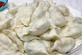 韭菜素馅水饺易出水、不好调？老厨教你正确调馅技巧，鲜香美味！视频封面