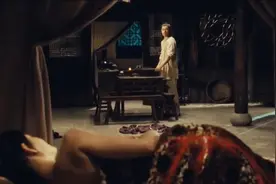 男子看到床上的女人 ，居然面不改色，一点也不惊讶视频封面