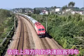 两趟特快列车，一趟快速列车，看看哪个车速跑的比较快一点，对比