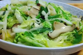 家常白菜炒香菇，鲜香清脆开胃又下饭，比肉还香，孩子超爱吃视频封面