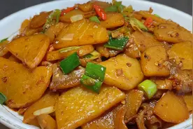厨师长教你小炒土豆片的家常做法，步骤详细，鲜香微辣下酒又下饭视频封面