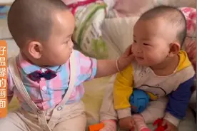 弟弟摸姐姐的脸，给姐姐吓得眼睛不敢睁开，为了躲开直接躺下了。视频封面