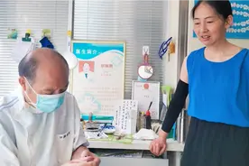 牙根不用拔，卡环上面造颗牙。名医郑焕明诚信为民受关注！视频封面