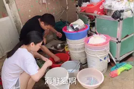 岳父岳母对女婿太好了，抓到值钱的海货都不卖，每次都说拿回家吃视频封面