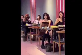 有些人天生就是主角，慢点别烫着了视频封面