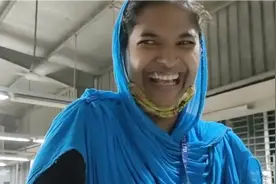 全厂工资最高的女工，领工资时笑成一朵花，女儿还小就开始存嫁妆视频封面