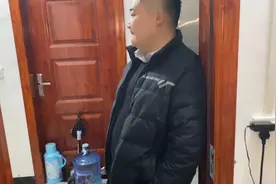 对象彩票中奖十万，奖金已到账，两口子悄悄去银行取钱，真逗视频封面
