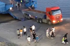 黑车里下来一位领导，是在视察吗？还是要训话？视频封面