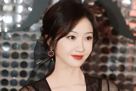 景甜黑纱百花刺绣礼服亮相迪奥大秀，真乃人间富贵花本花视频封面