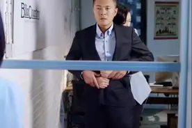 妻子去接老公下班．即然看到老公和闺蜜抱在一起．看见后彻底炸了视频封面