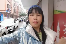小秀来到东莞街道好安静，连卖菜的店都没开门，看她煮什么来吃视频封面