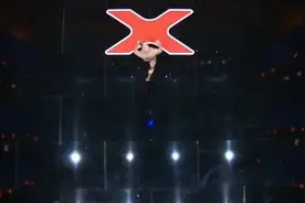 美国达人秀，奇怪服装表演，赢得评委喝彩视频封面