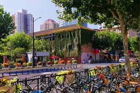 让我们一起来看一复旦大学上海医学院的国庆期间是什么样的叭？视频封面