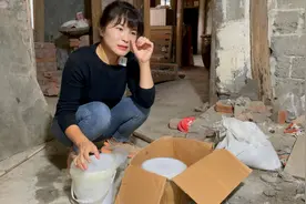 打完狂犬疫苗胳膊又肿又疼又没劲，干点轻快活，卫生间墙面刷漆视频封面