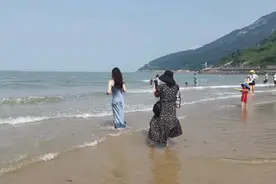 江苏连云港海边，巧遇美女写真，好奇去围观。视频封面